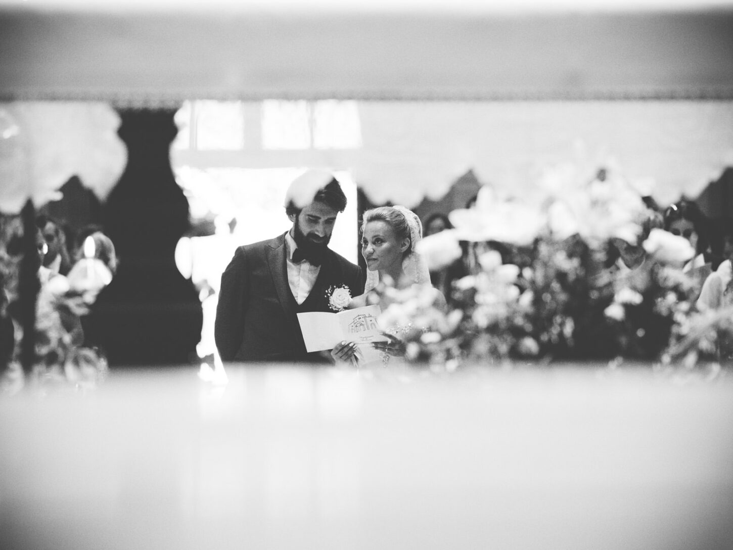 quanto-costa-servizio-foto-matrimonio, sposi-seguono-letture-durante-messa-matrimonio, come-scegliere-fotografo-matrimonio, stefano-brianti-fotografo-matrimoni, fotografo-matrimonio-parma